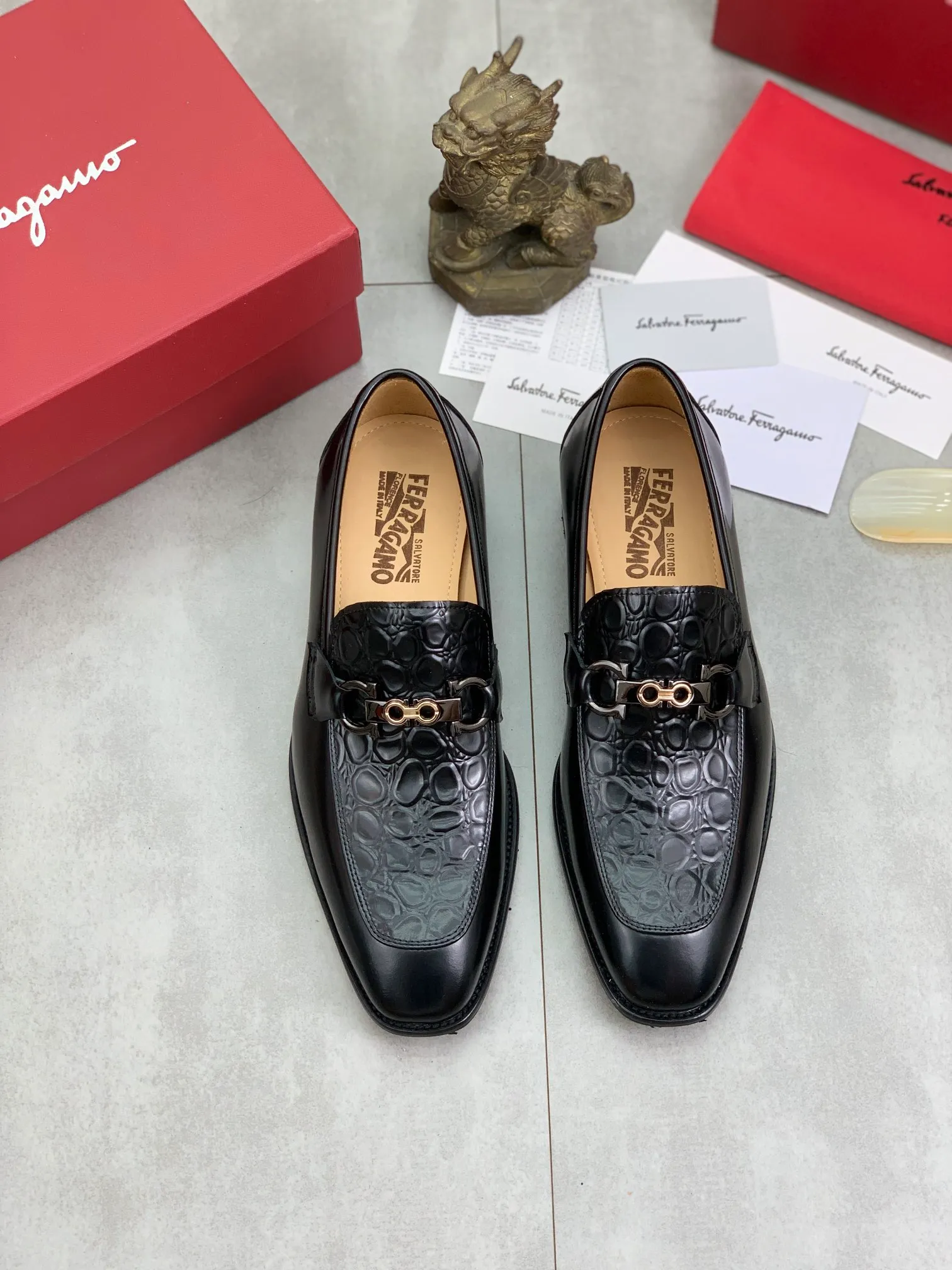Men's Men's Shoes 💰P460💰[New Style] Water-dyed Niuli 🆘[Salvatore Ferragamo] Ferragamo's latest casual business leather shoes for men! Available at counters simultaneously! The fabric is made of specially imported original pebbled calfskin, and the lining is made of imported water-dyed cowhide. It is absolutely luxurious and leads the fashion trend. Matching code: 38-45 (46 can be customized) multiple colors available